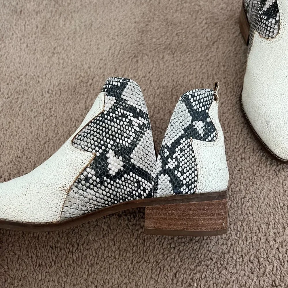 Lucky Brand Leymon Milk Weathered White Snakeskin Boots Size 9